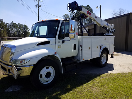 2006 INTERNATIONAL UTILITY TRUCK WITH CRANE 